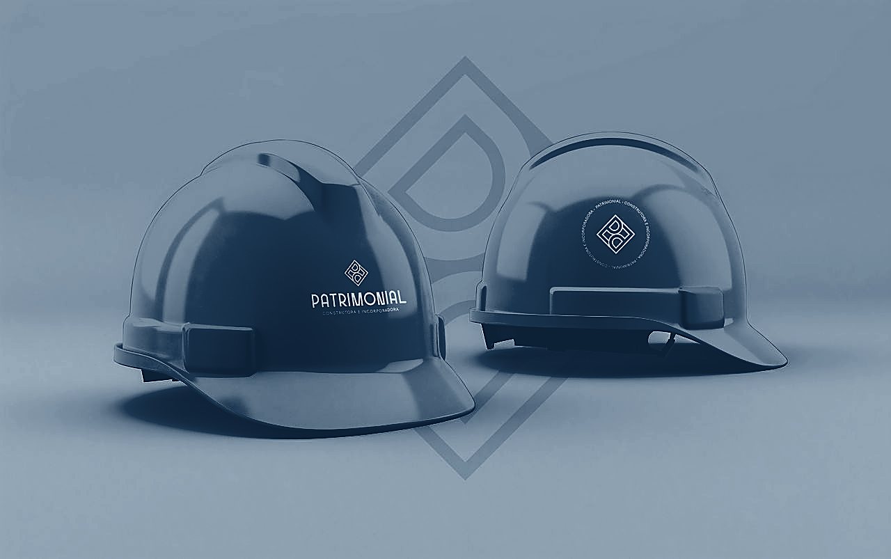 Capacetes com a marca Patrimonial, em tratamento preto e branco